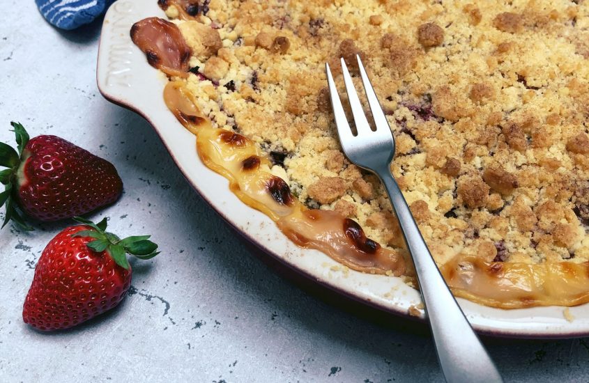 Erdbeer-Rhabarber-Streuselkuchen